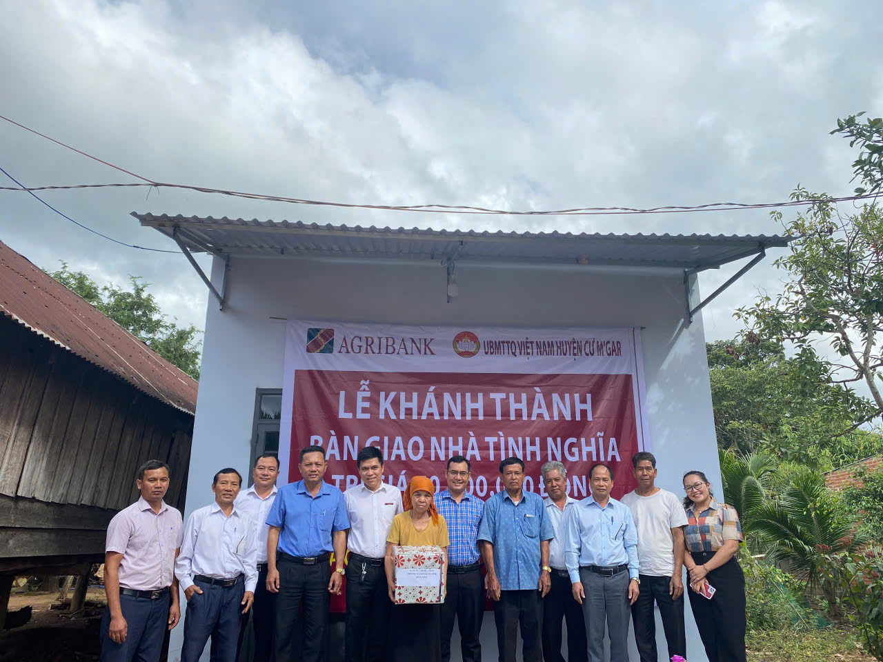 hình ảnh tập thể bàn giao nhà Pốc A
